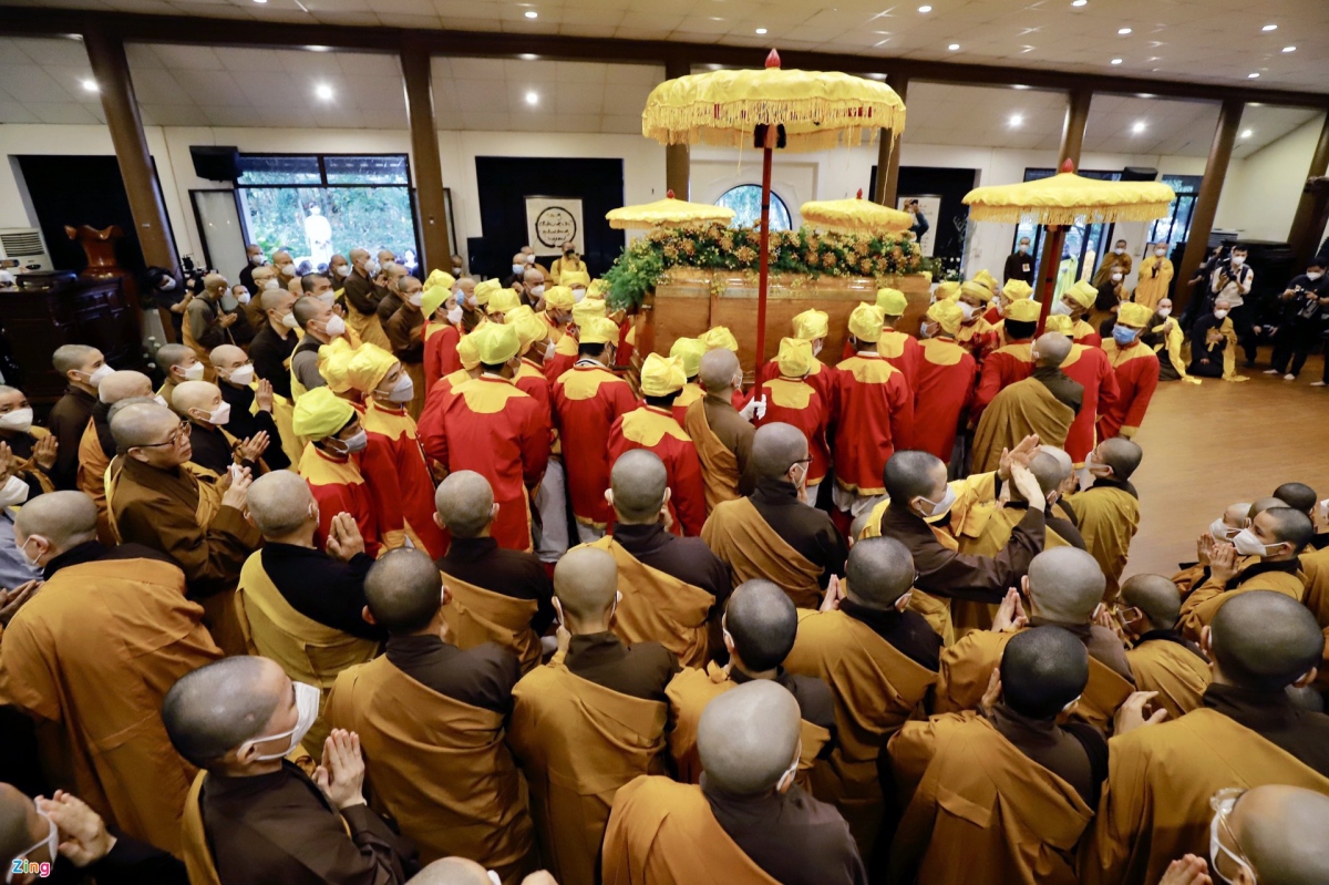 Thousands pay last respect to Zen Master Thich Nhat Hanh